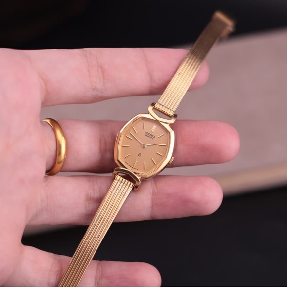 Vintage 1980 Seiko Octagon 2320-5680 Women’s Watch
Gold-Plated Mesh Bracelet - Picture 5 of 9